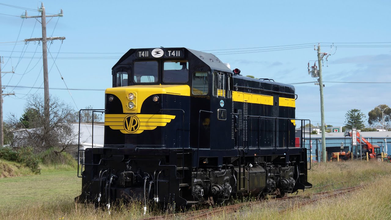 VR Blue & Gold Locomotive Repaint! | Mornington Railway's Relaunch of T411
