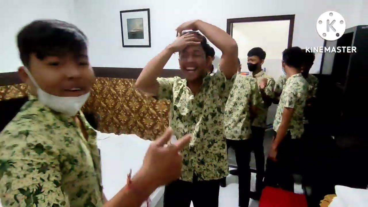 Keseruan anak anak HK pemula belajar menebar sheet #housekeeping #perhotelan
