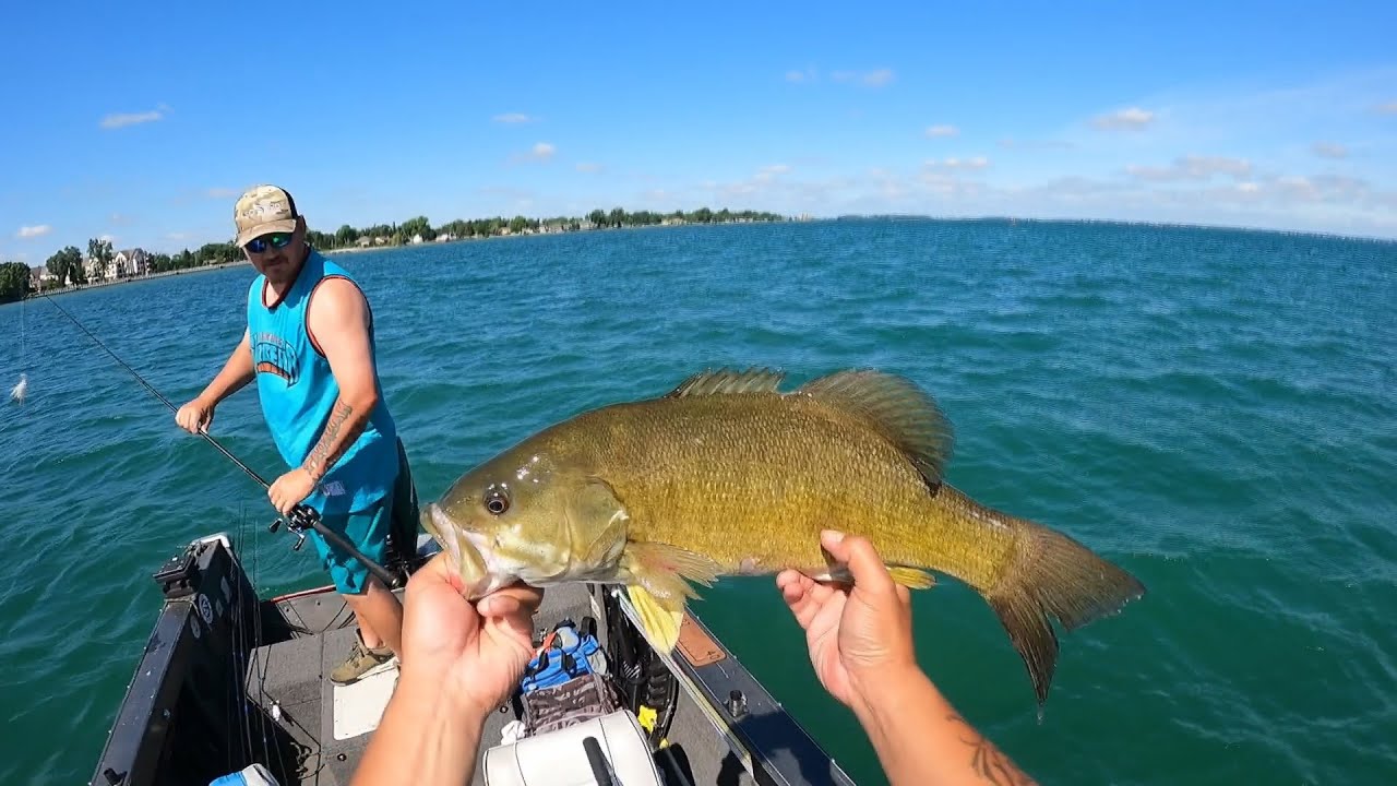 CHATTERBAITING SOME LAKE ST.CLAIR BASS!!! - LAKE ST.CLAIR BASS OPENER FISHING
