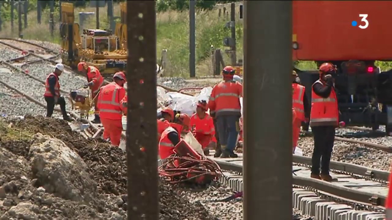 SNCF. Travaux impressionnants en gares de Saint-André-le-Gaz et Bourgoin-Jallieu en Isère