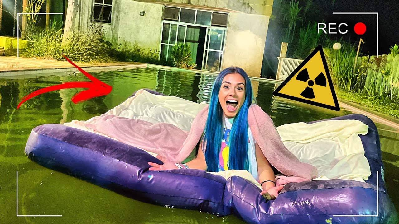 PASSANDO A NOITE NA PISCINA DA MINHA CASA ABANDONADA!!