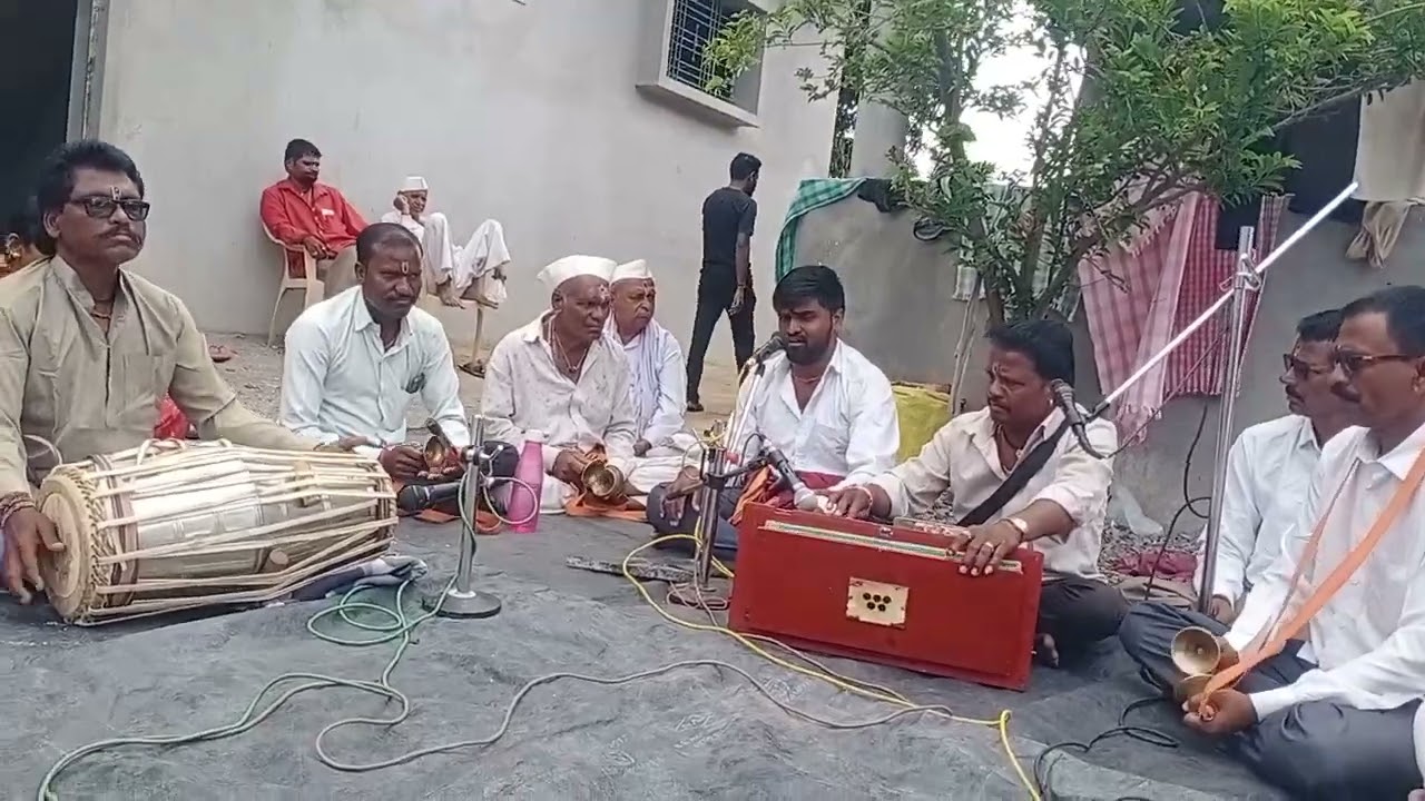 मनाला भावनारा अभंग चला हो पंढरी जाऊ  माऊलींच्या सोहळ्यातील विसावा प्रसंगी बसलो असता एक गोड अभंग