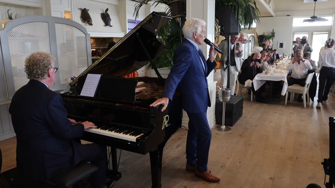 Ben Cramer zingt op verzoek van Michel Perridon het nummer de Clown.