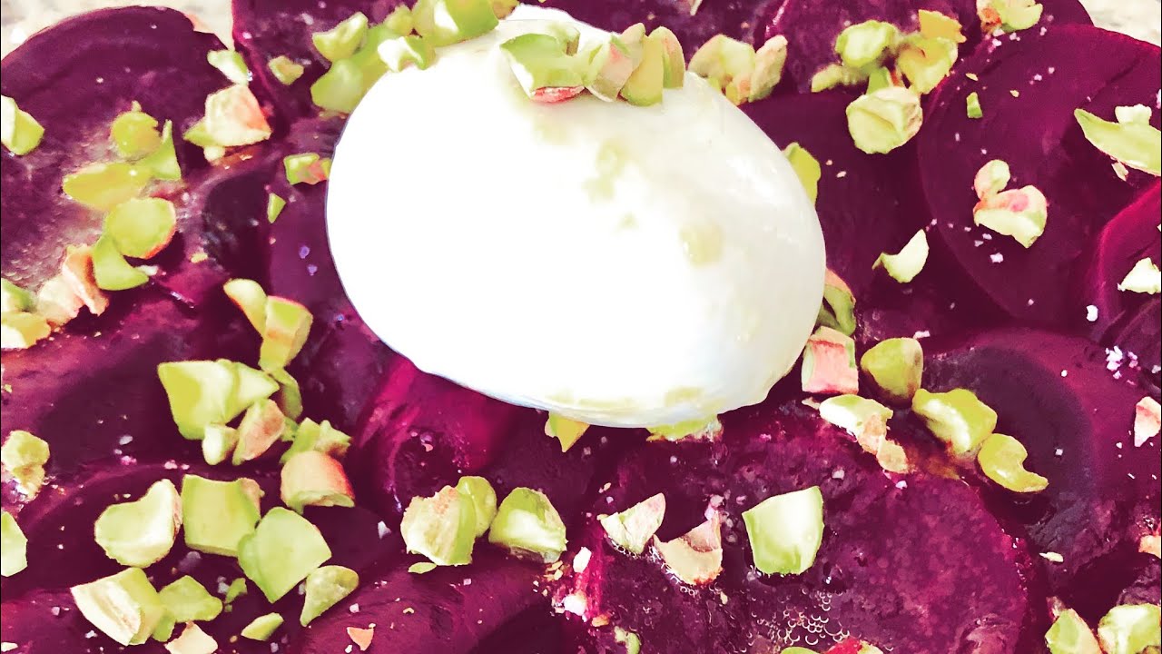 Betabel con pistache, burrata y vinagreta de naranja