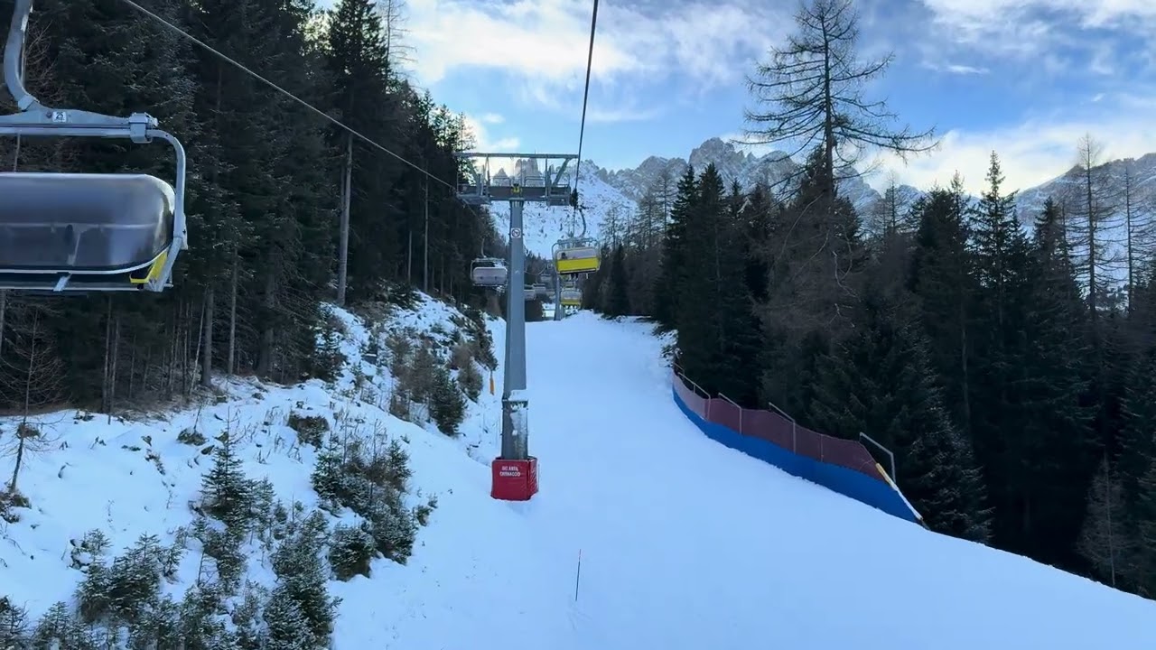 Gastbeitrag - Skilift im Skigebiet Fassatal (Val di Fassa), Dolomiten, Italien. Es liegt im Trentino
