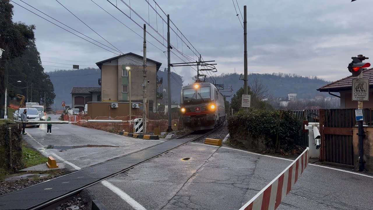 COSA SBUCA DALLA CURVA!! la LOCO SBB più RARA DI SEMPRE!! transito RAVVICINATO al PL di LAVENO!!
