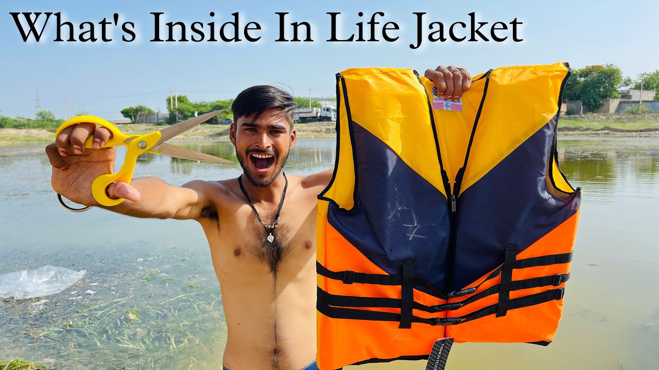 What's Inside A Life Jacket || लाइफ जैकेट को काटा तो होश उड़ गए 😳