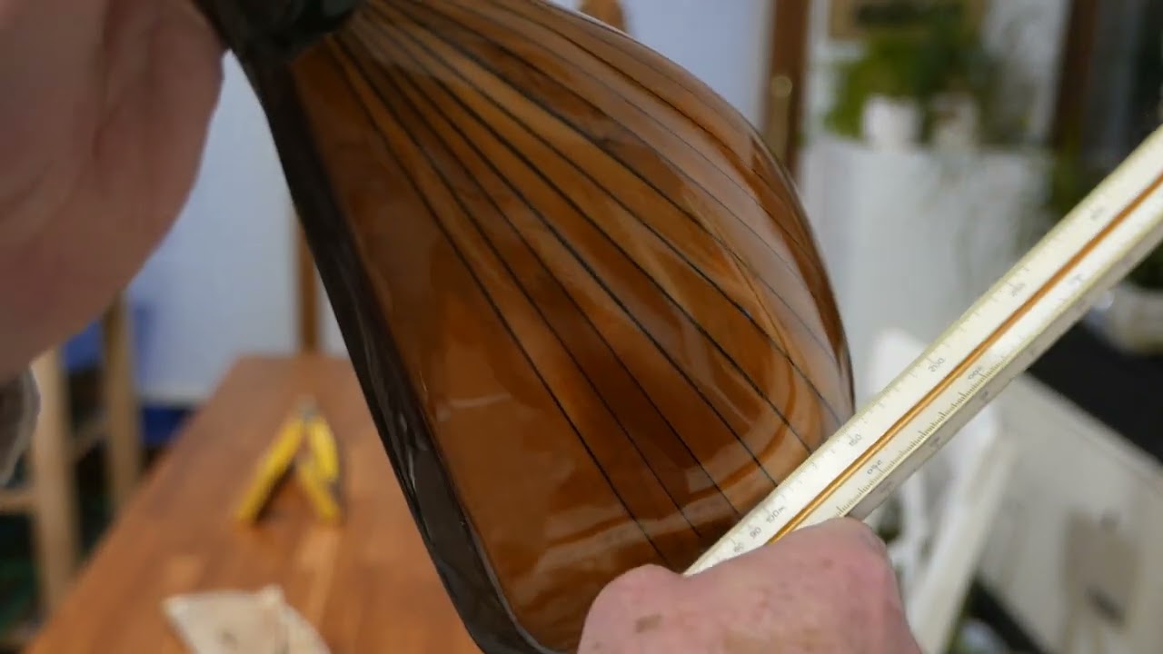 I restauri di questi due mandolini hanno seguito percorsi molto diversi.