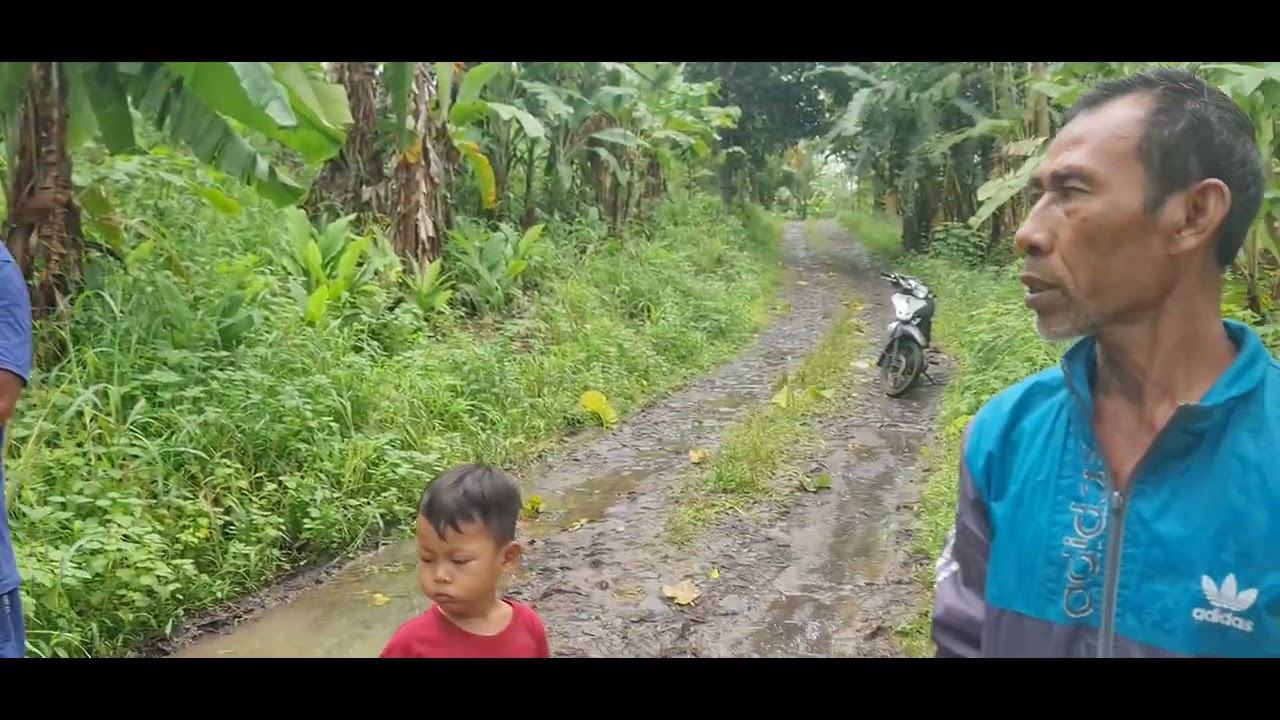Longsor menutupi badan jalan 