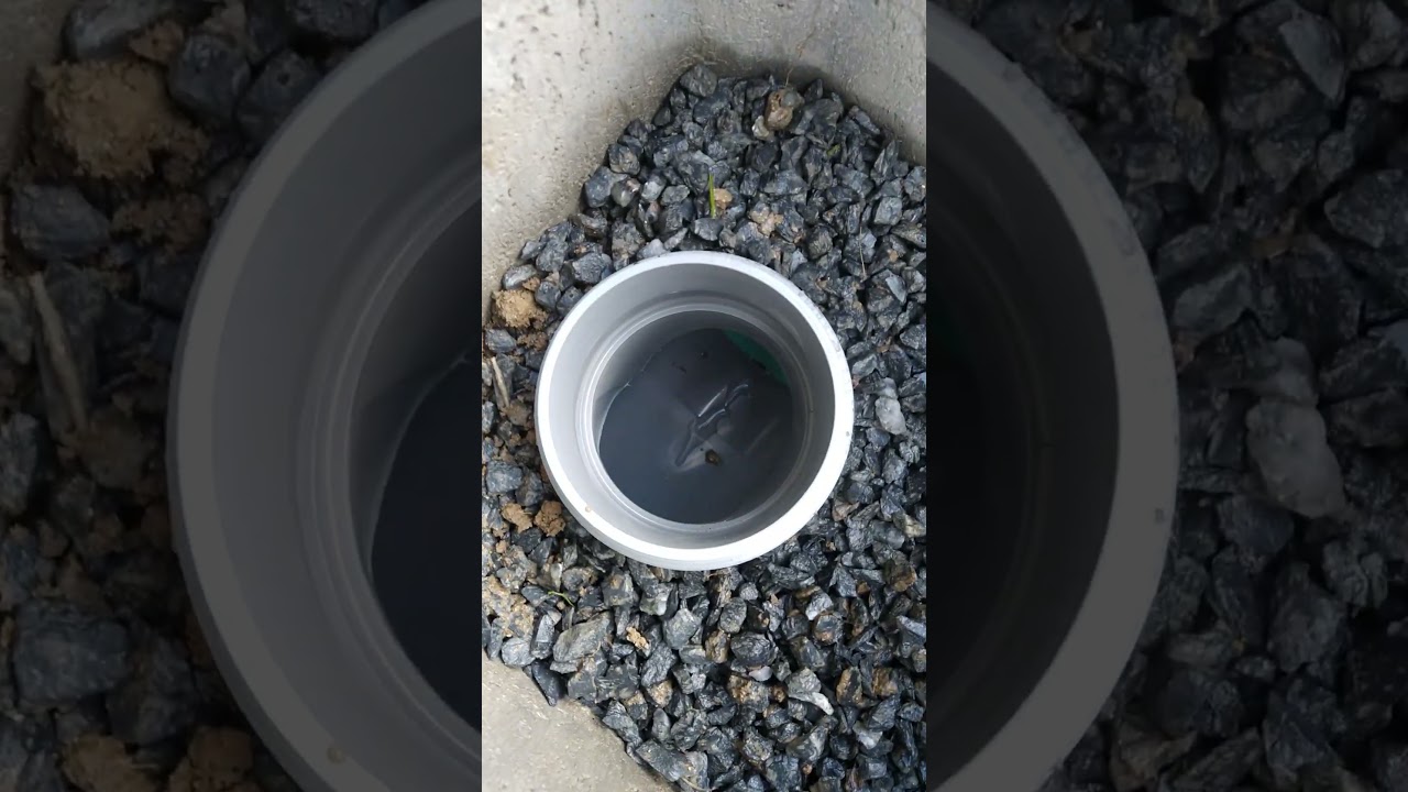 Regard de visite sur eaux us&eacute;es brutes en amont d'un filtre compact Ecoflo coco