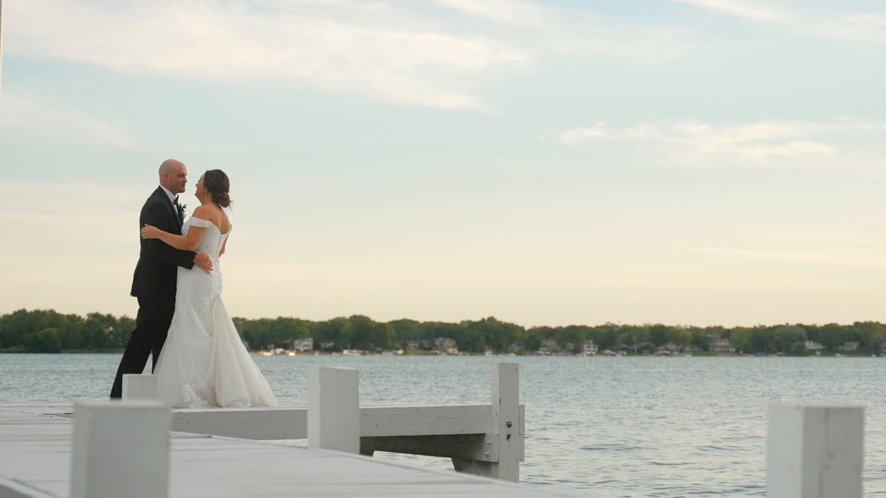 Stunning Wisconsin Wedding | Brandon +Lindsey | The Carriage House | Oconomowoc, WI | Sneak Peek