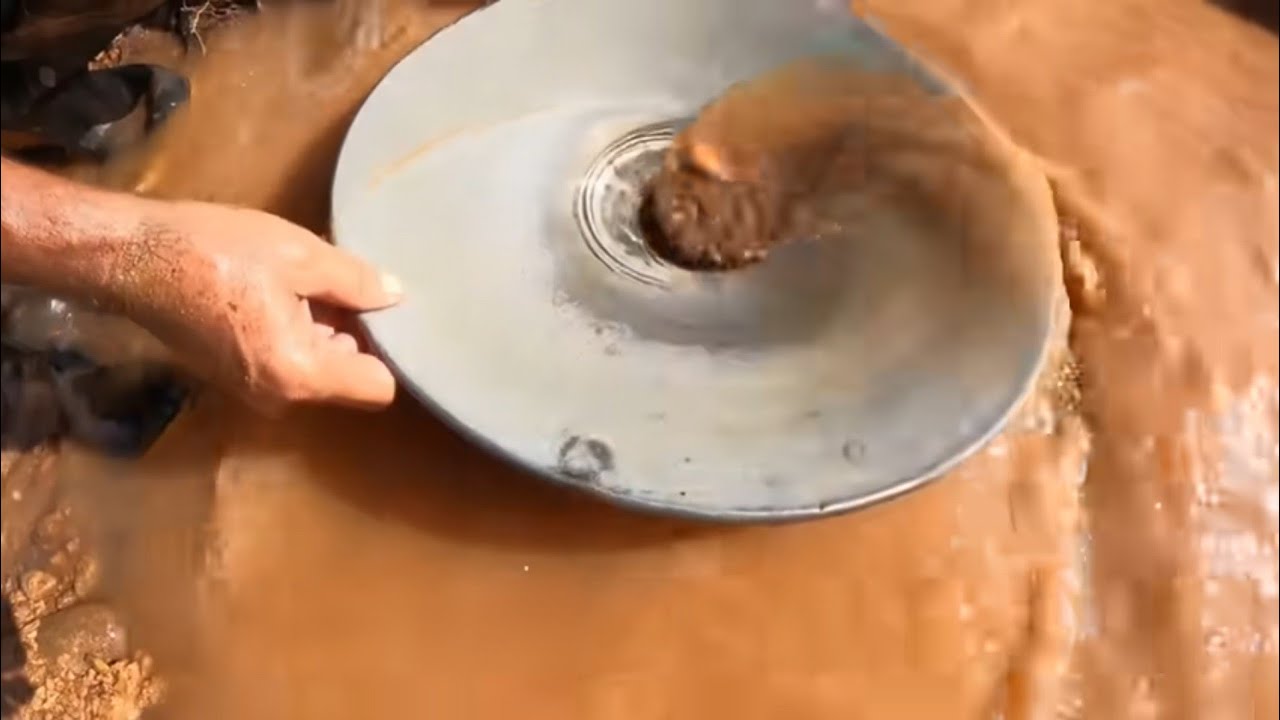 HOMEM ACHOU OURO EM SUA ROÇA