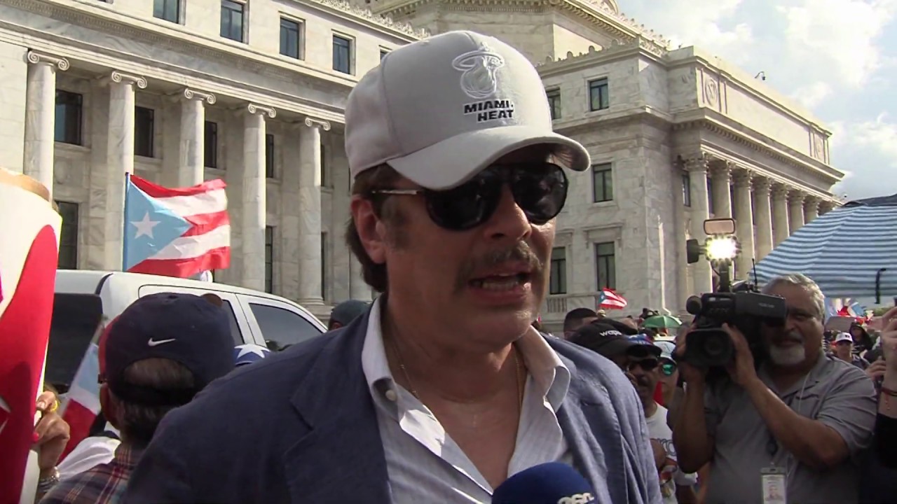 Benicio del Toro se une a multitudinaria marcha en el Viejo San Juan