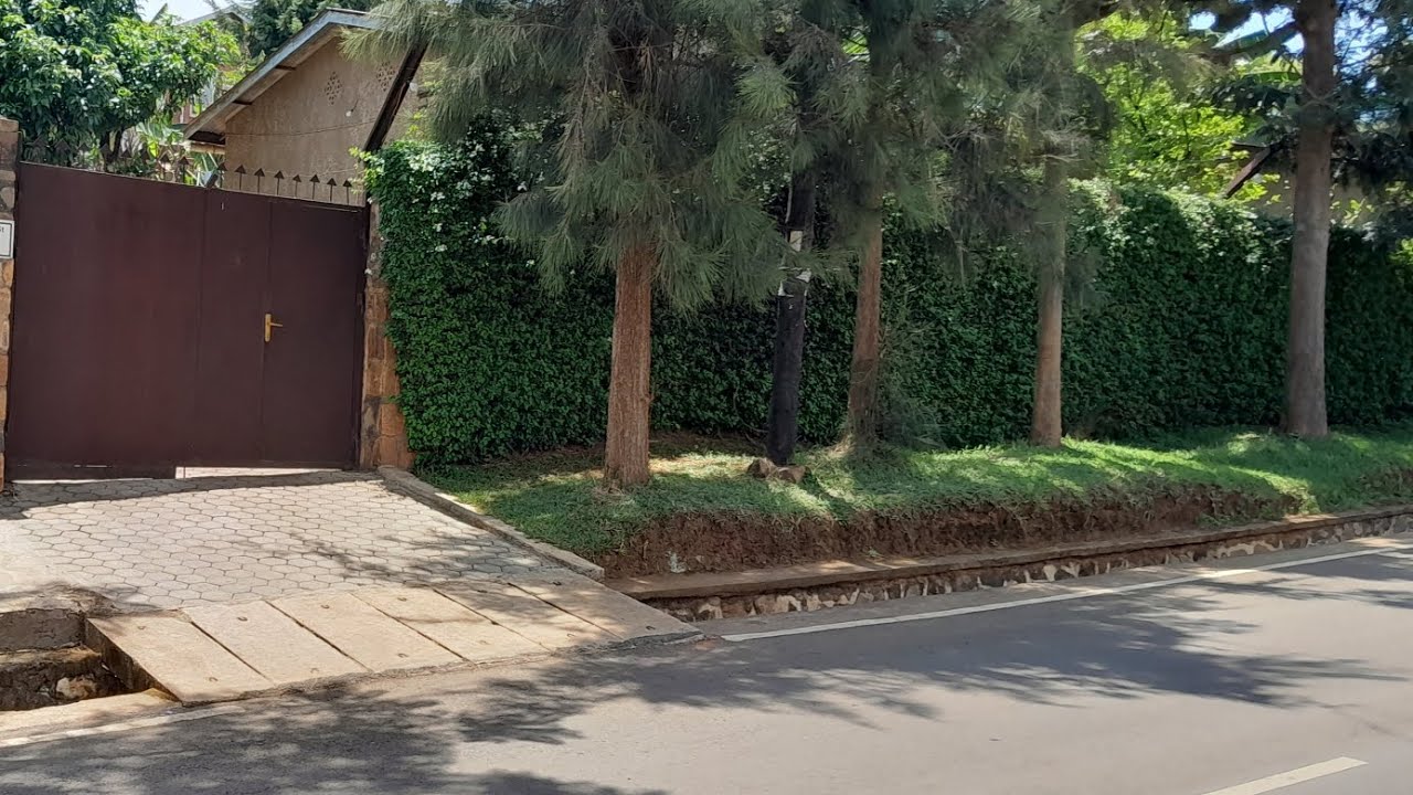 INZU MUBUSO 740sqm IGURISHWA INYAMIRAMBO  KURI KABURIMBO MUNSI YA KIGALI PERE STADIUM  0786779769