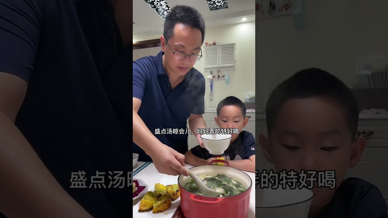 家有二年级小学生，老公陪我一起准备了早餐包菜虾仁蛋堡和裙带菜菌菇汤，厚厚的煎蛋，大大的虾仁，营养又健康，孩子吃的超满足！@DOU+小助手 #宝妈 #记录真实生活 #裙带菜 #裙带菜汤