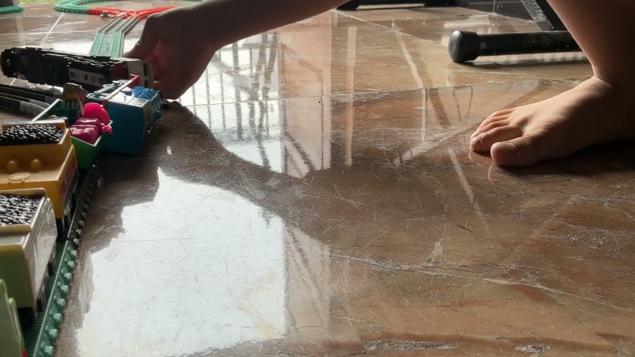 Tabrak kereta hingga anjlok