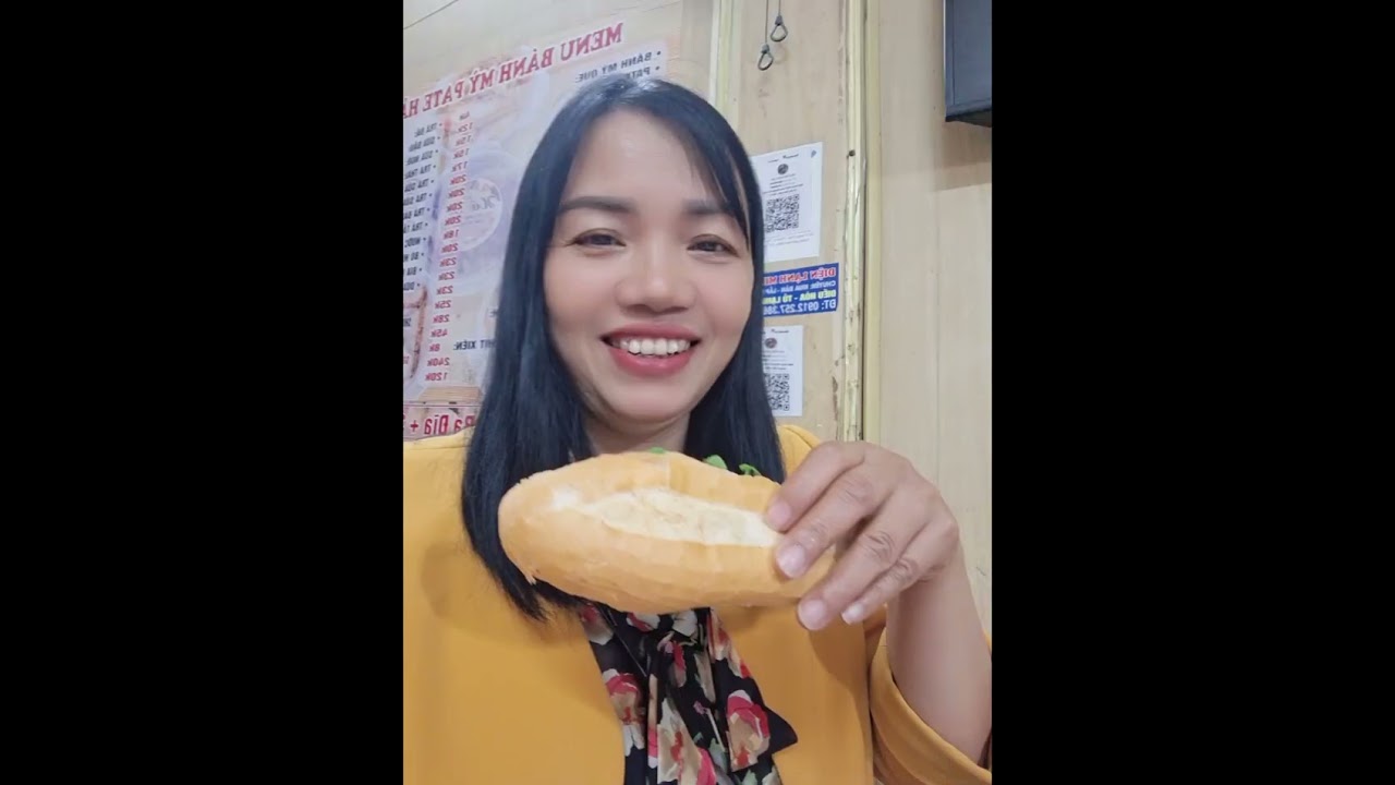 Ăn bánh mỳ ở cầu Đò Quan Nam Định