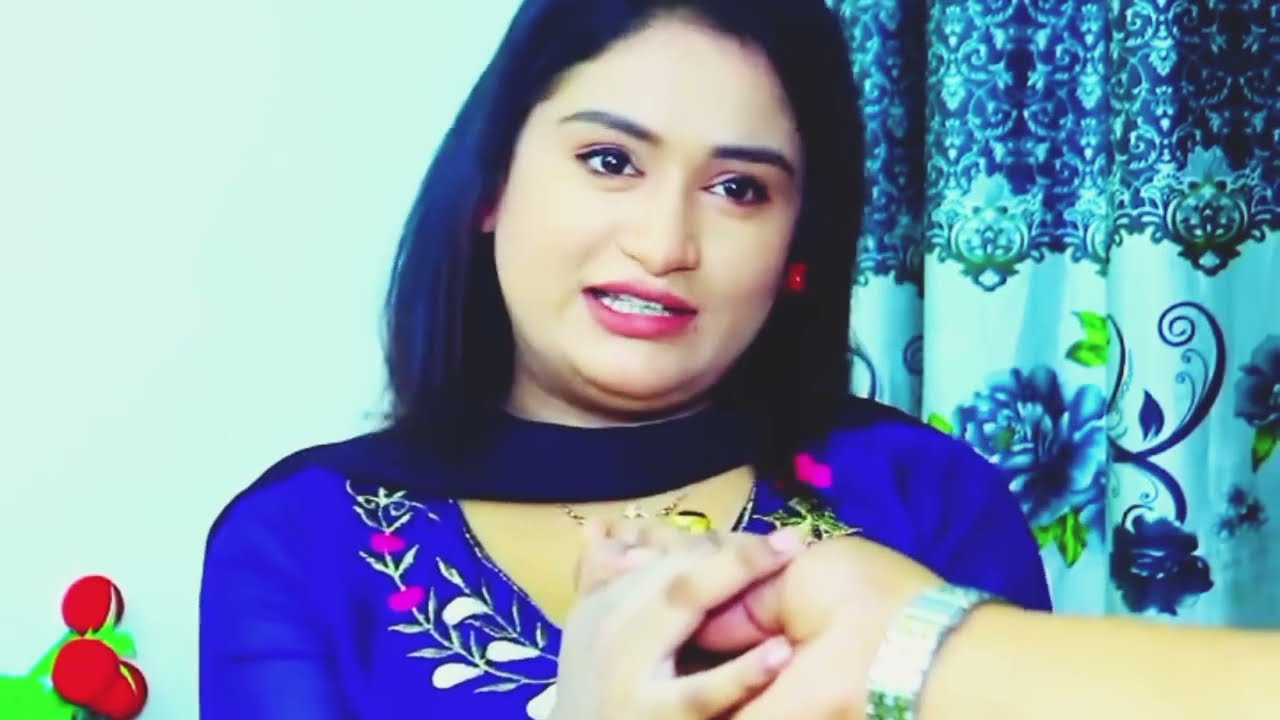 হটাৎ যখন ভালোবাসার মানুষের সাথে দেখা হয়ে যায় এতঃপর কি হল দেখুন?? 