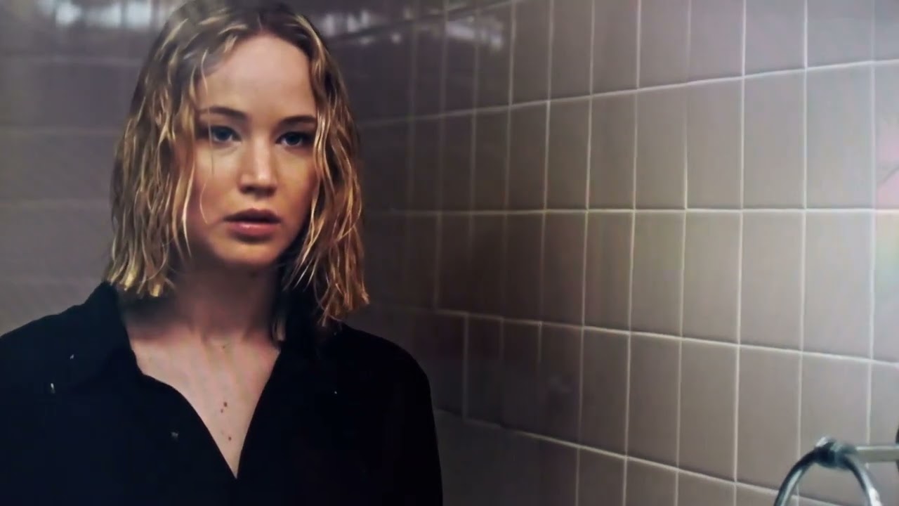 Jennifer Lawrence cuts her hair in Joy (2015)