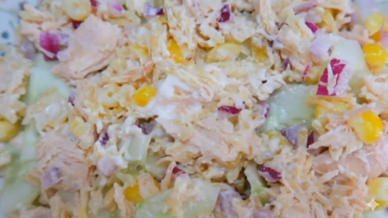 🍟 Ensalada de Pollo con Papas Fosforito que te va a obsesionar: ¡Frescura y Crunch en cada bocado! 🥒