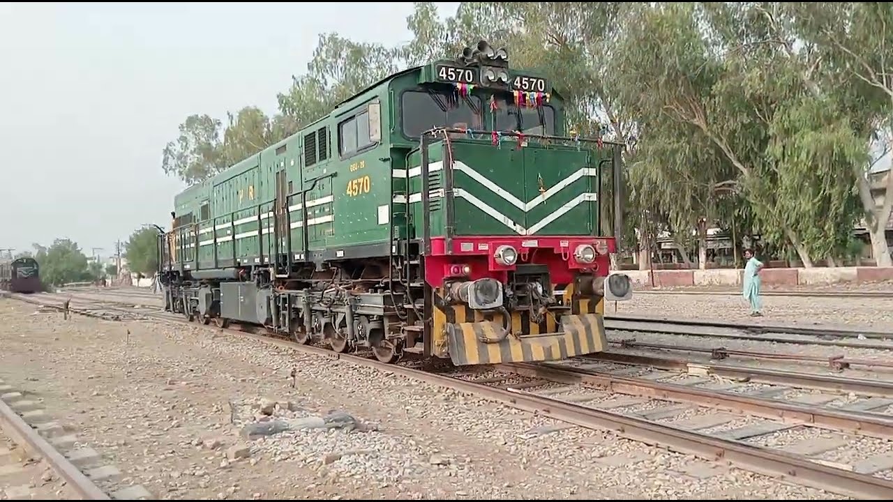 Khushhal Khan Khattak Express & Musa Pak Shuttle Same Time In Kot Addu Station||Pakistan Railways||