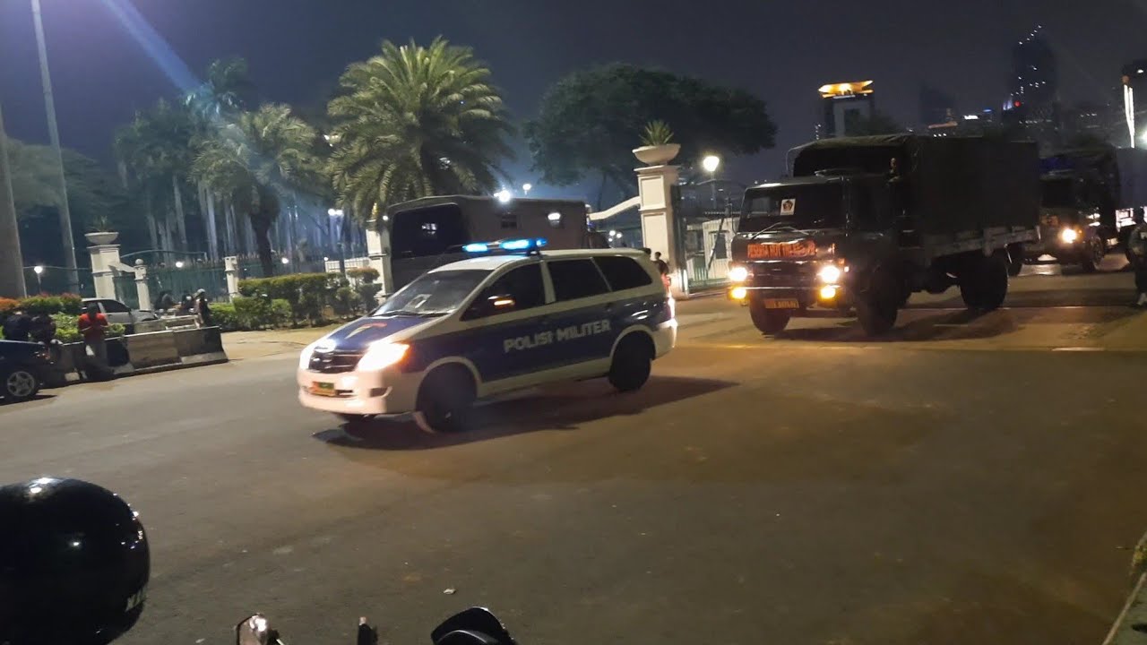 Detik-Detik Pasukan TNI keluar Monas | Banyak Truk Meraung Rasa perang.