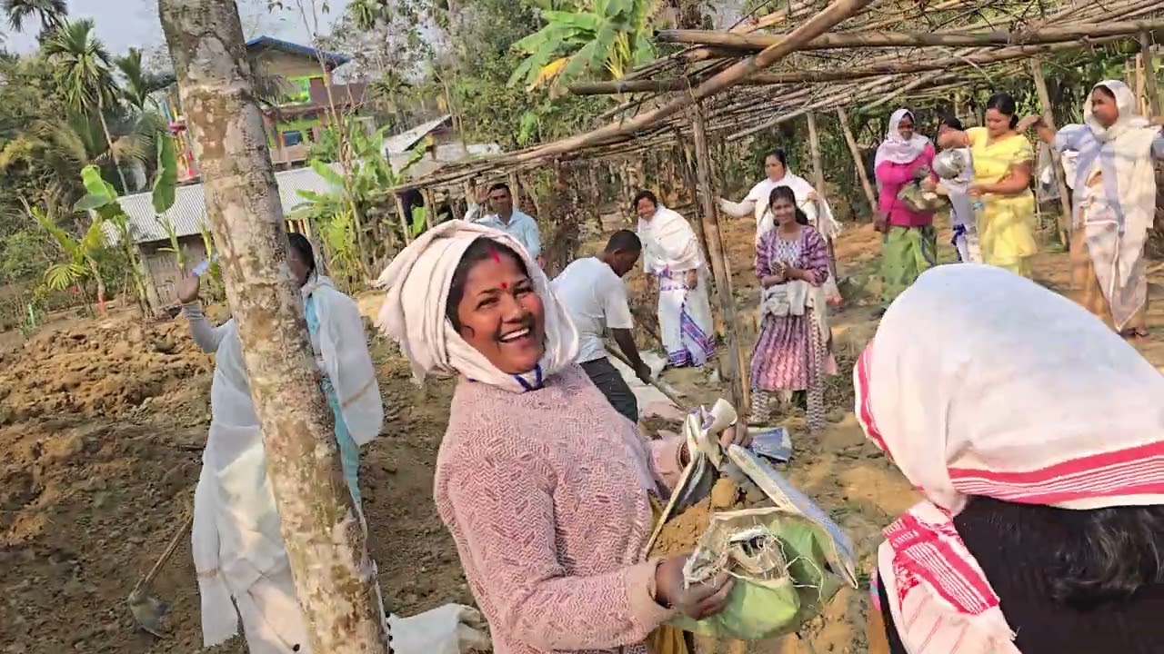 যি মাটিয়ে ঘনে ঘনে  বৰষুণ পৰে সেই মাটিয়ে  শাক-পাচলি আদি উৎপন্ন কৰে, সেই মাটিয আশীৰ্বাদ পায়।