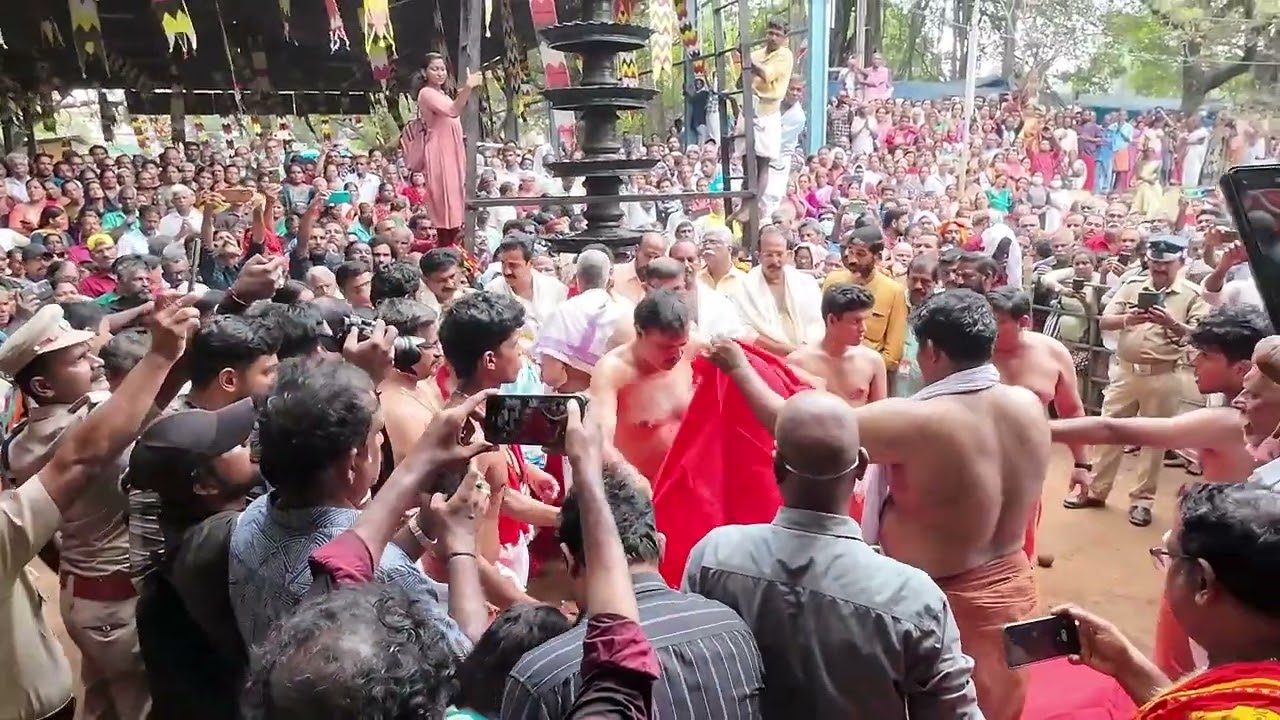 Kadungallir bharani 2025 kozhikall moodal 2025 കൊടുങ്ങല്ലൂർ ഭരണി കോഴിക്കല്ല് മൂടൽ |