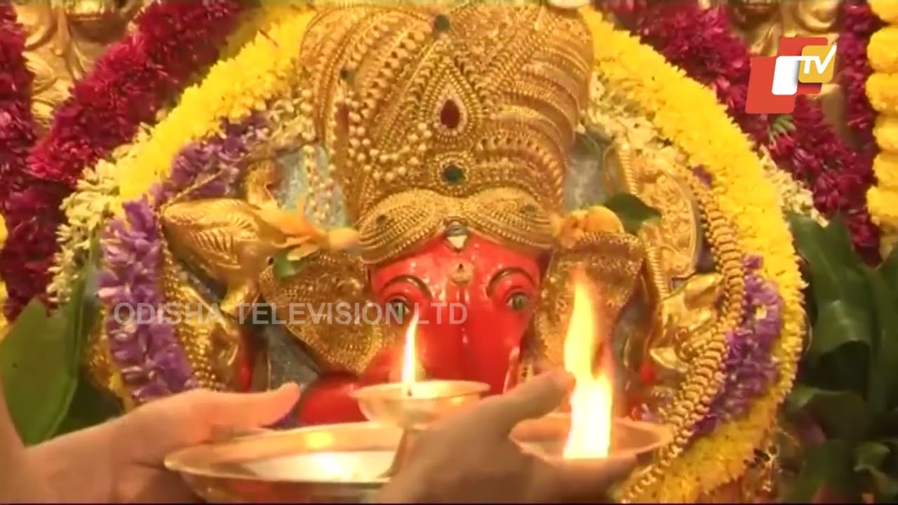 'Aarti' performed at Shri Siddhivinayak Temple in the early morning hours of New Year 2023, Mumbai