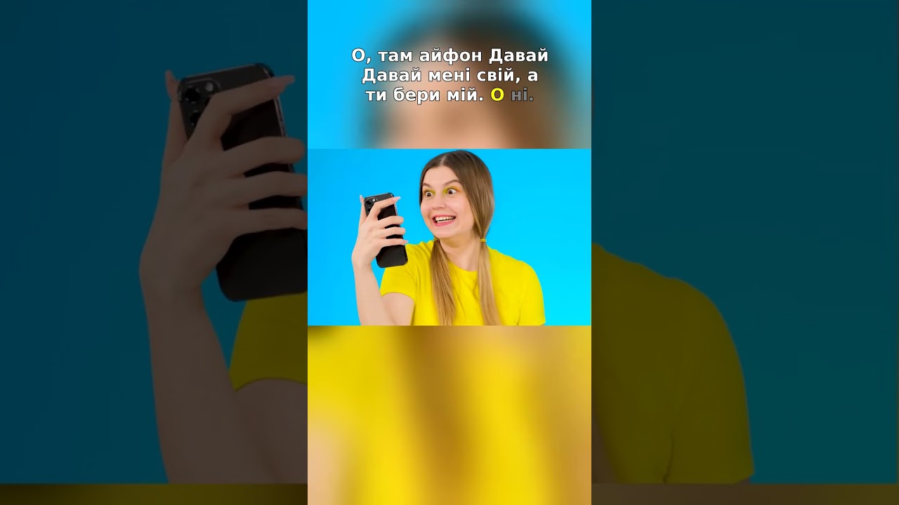 Спостерігайте, як ці друзі насолоджуються незвичайним меню в кольоровому кафе! #Смачно #ЯскравіСт...