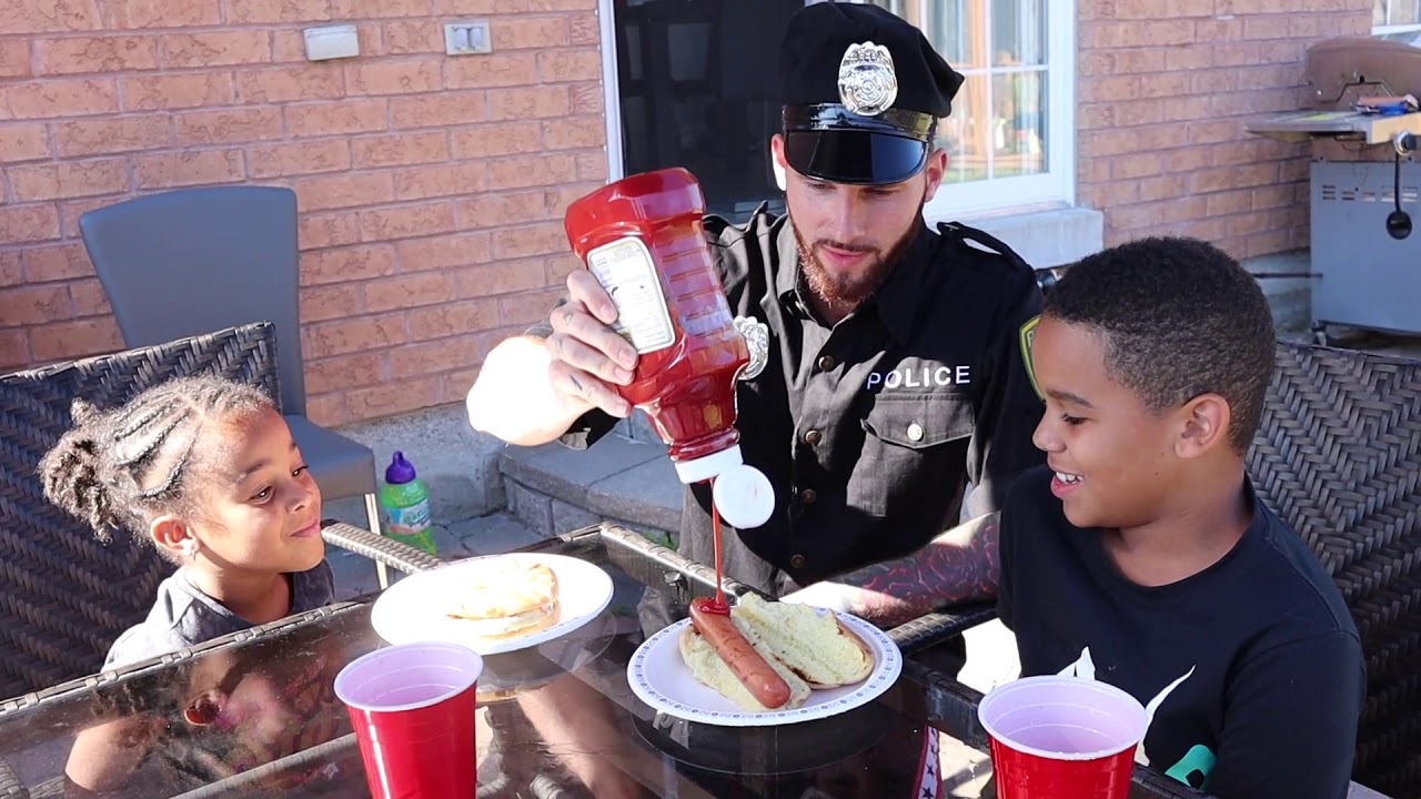 Police Dad Restaurant Kids Pretend Play | FamousTubeKIDS