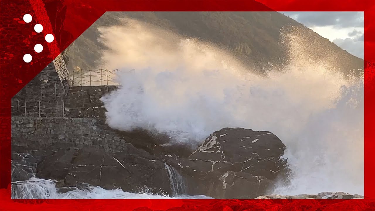 Maltempo, mareggiata a Camogli: le onde si abbattono su porticciolo e spiaggia