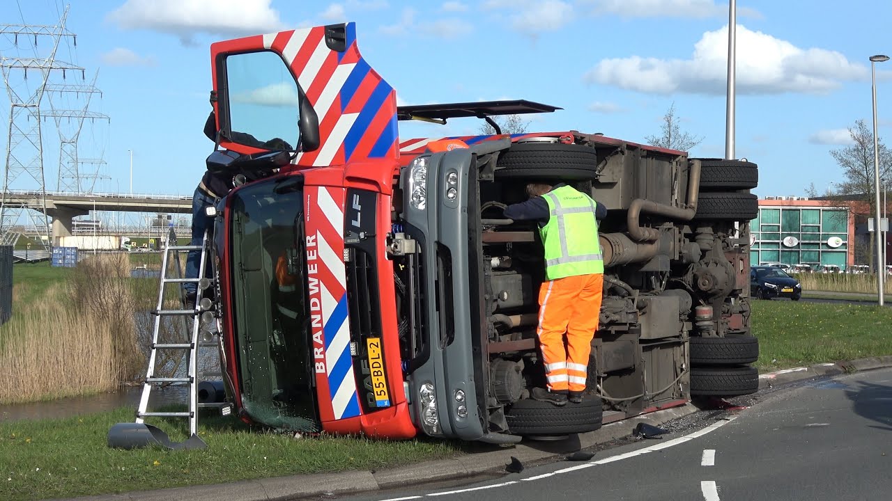 Brandweerauto kantelt op rotonde tijdens spoedrit naar reanimatie! #1527