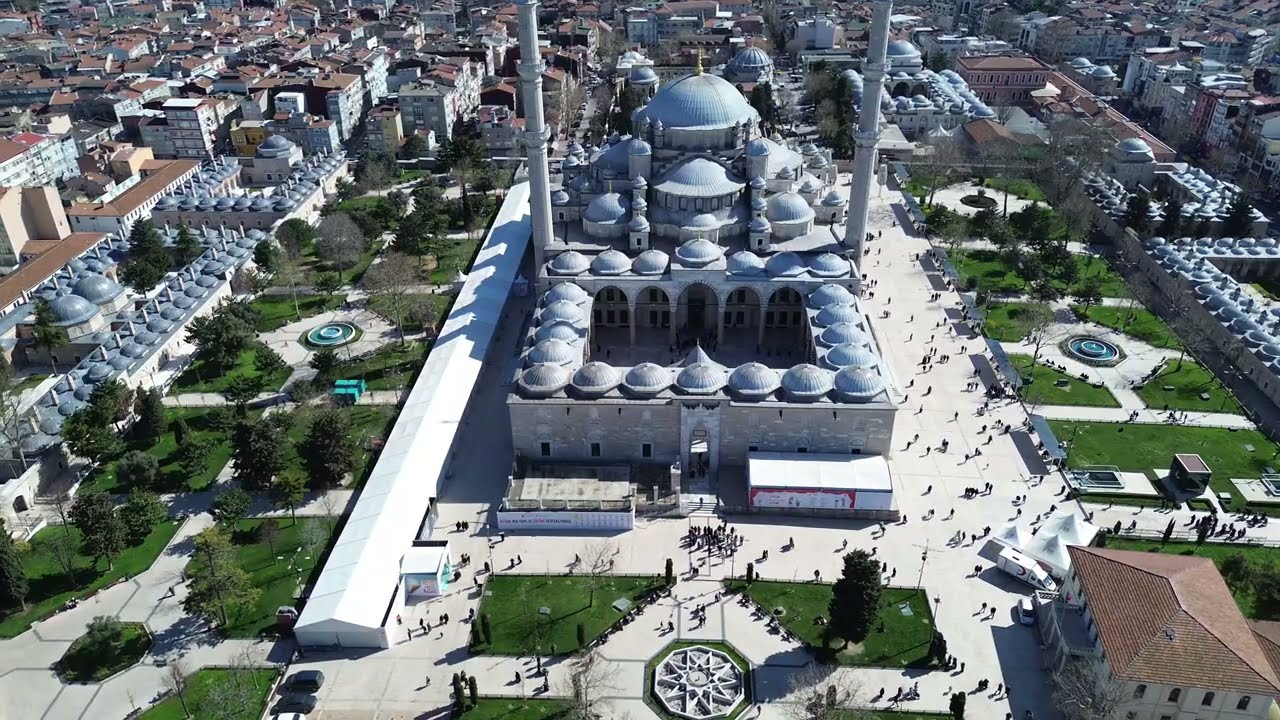 Fatih Camii Ramazan Kitap Fuarı Çadırı. Fatih, İstanbul. Drone: DJI Mini 3. 4K