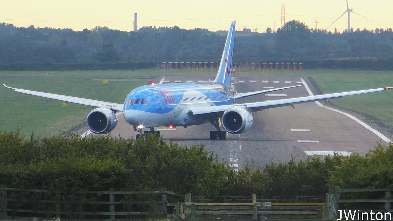 QUICK Braking TUI 787 Dreamliner Vacates B landing at Newcastle Airport