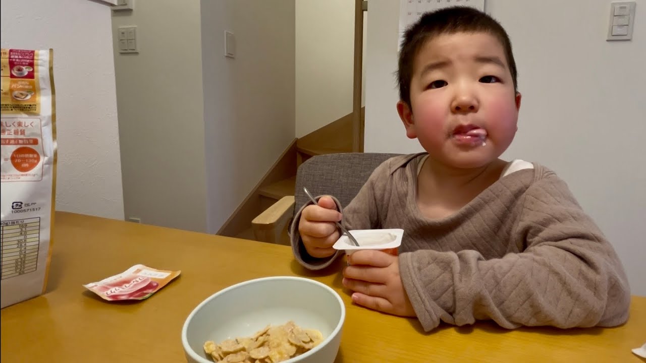 【4歳5ヶ月】朝食のコーンフレークを食べる [4 years and 5 months] Eating cornflakes for breakfast