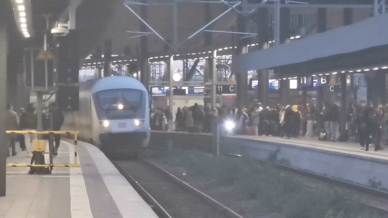 Br101 121 „Geldbeutel 💰” verlässt Duisburg Hbf am IC2157