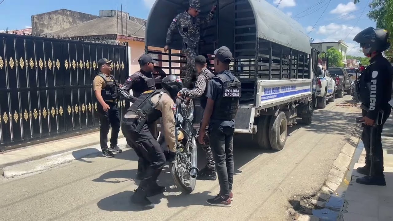 Temprano de la calle policía, DNCD, DICRIM en operativo en todos los barrios de SFM