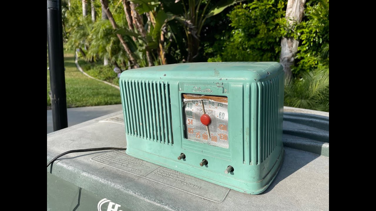 Rescuing a trashed 1947 Silvertone 6016 from the dumpster landfill thing place!