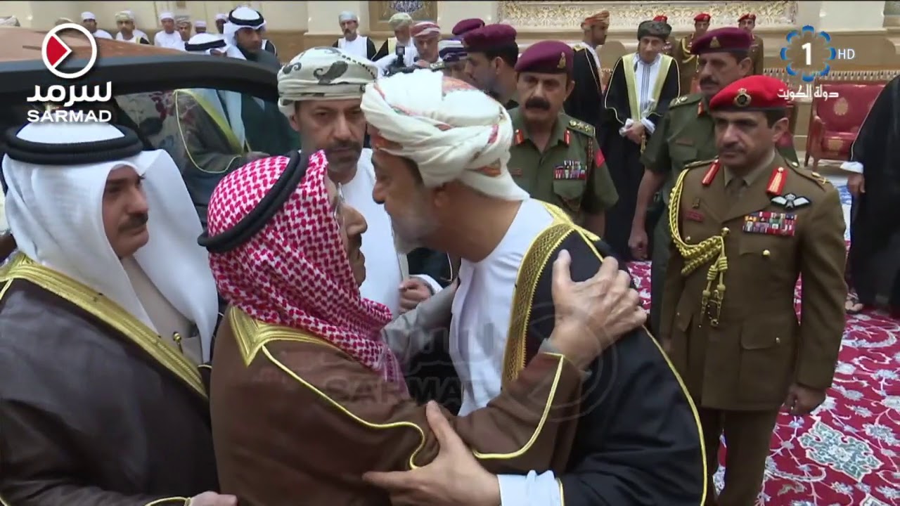 سمو أمير البلاد الشيخ صباح الأحمد يقدم واجب العزاء بوفاة السلطان قابوس بن سعيد