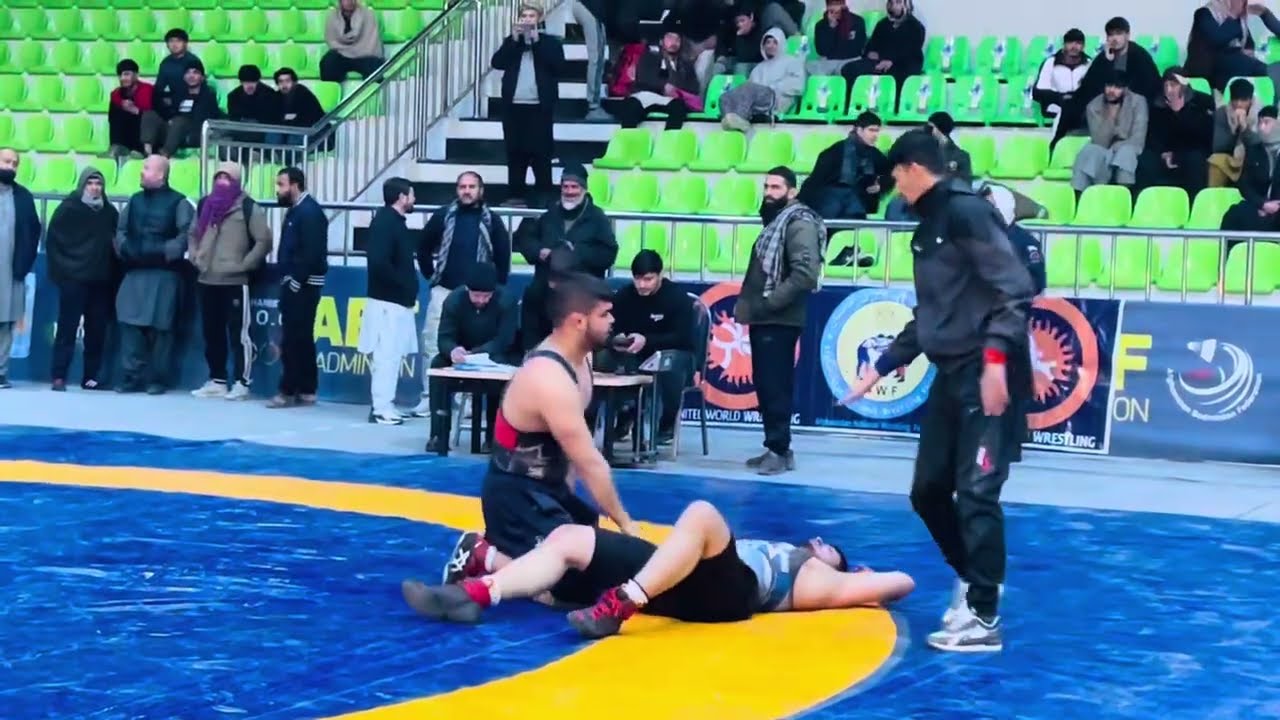 حرکت جالب کشتی‌گیرومن 😲کیف بکنید