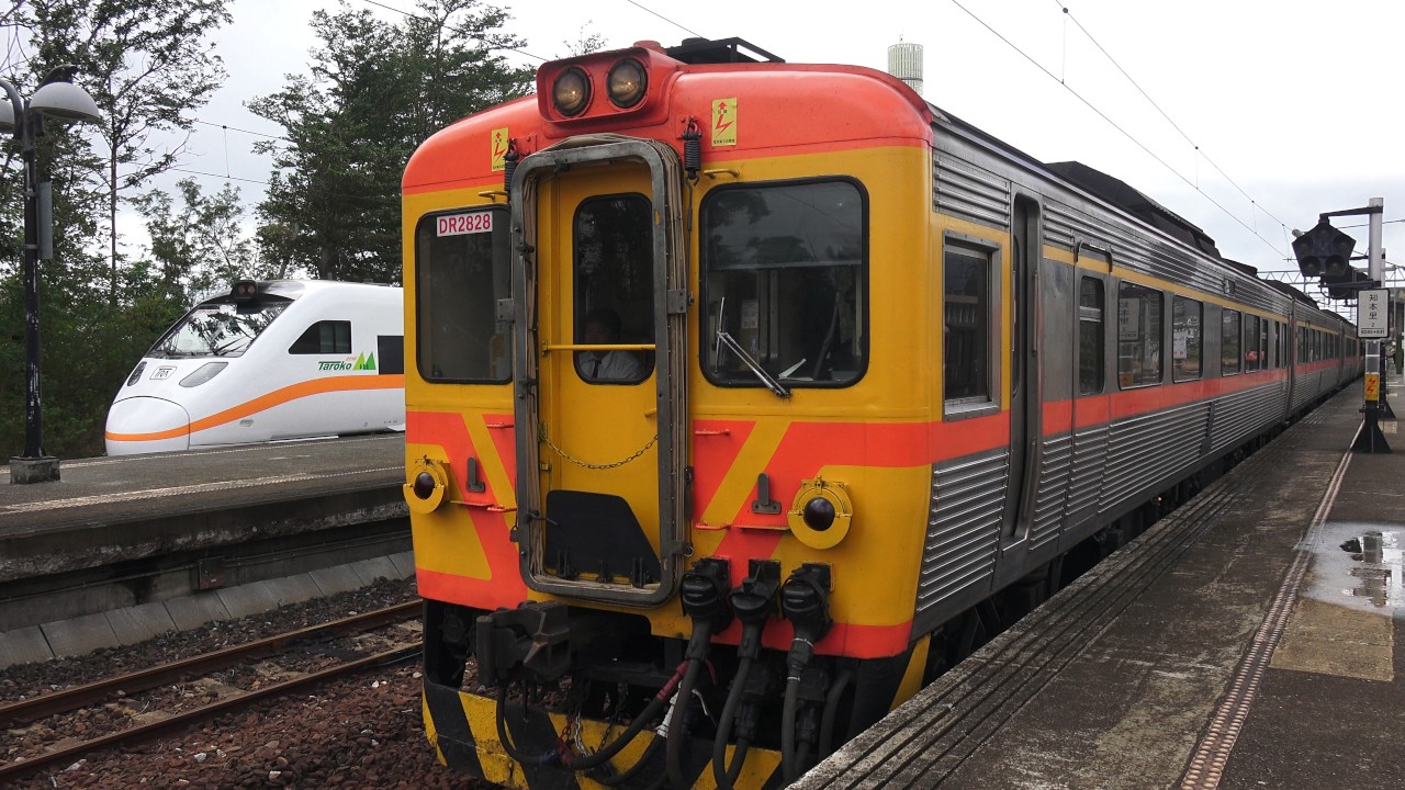 台鐵 知本車站月台 DR2800柴聯自強號303次離站 TEMU1000太魯閣號