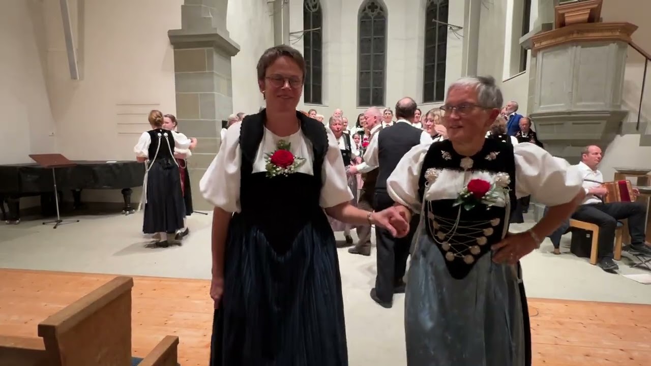Trachtengruppen Utzenstorf und Kirchberg mit Kindertanzgruppen