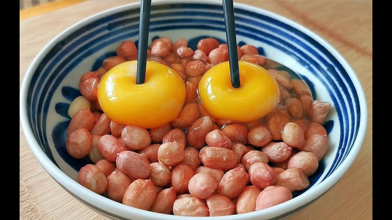 花生米里加2个鸡蛋，居然这么好吃，不炒也不烙，出锅比油条还香