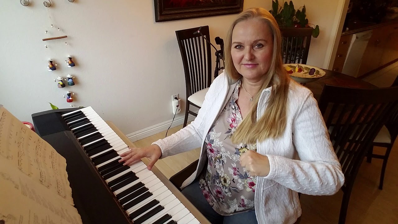 Free singing lesson warm-up exercise- Octave singing scales TUTORIAL