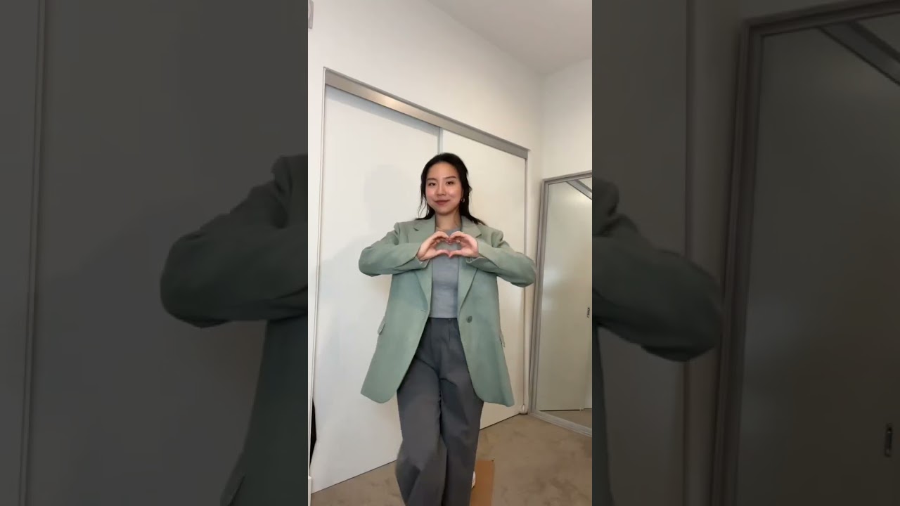 A GREEN BLAZER TO WORK??????? 🤑💚