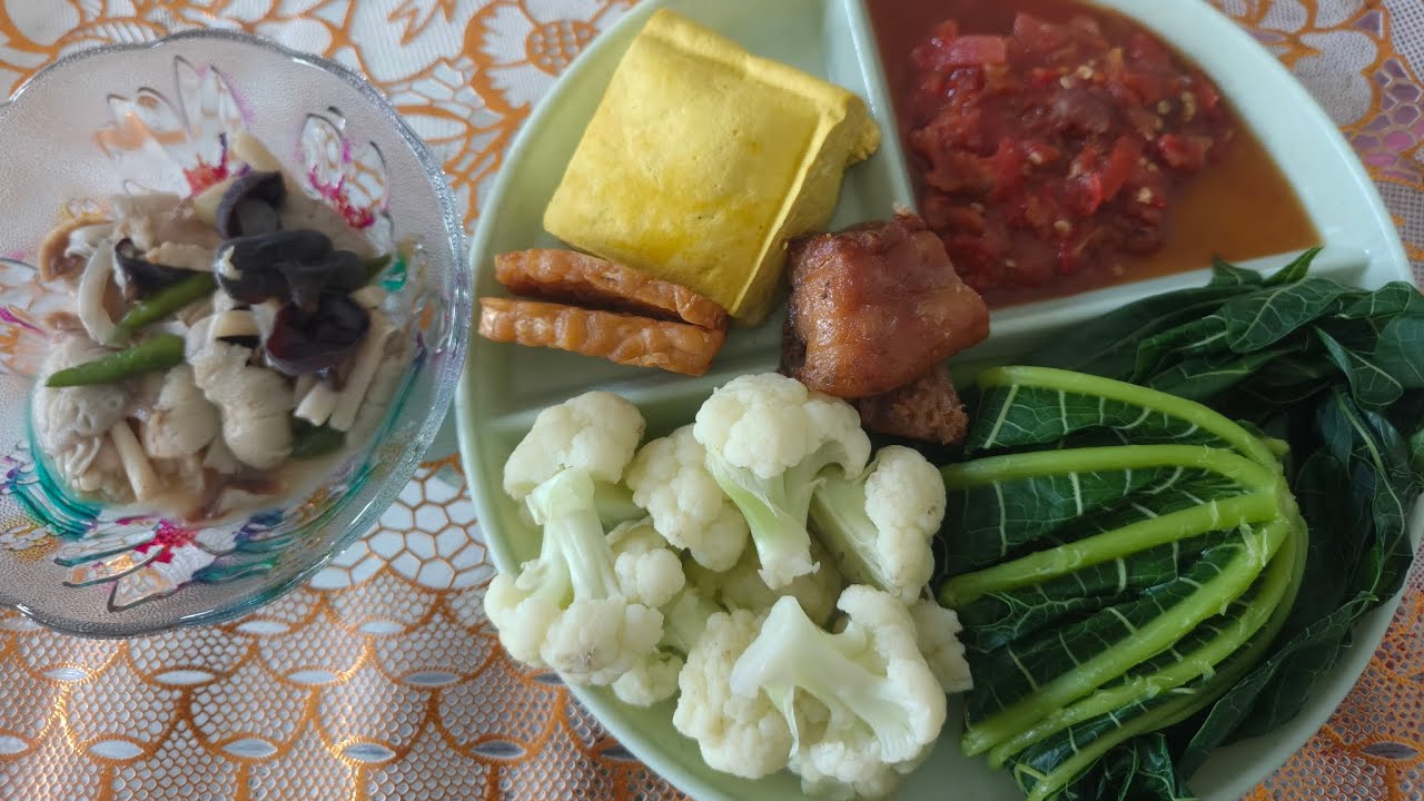 Daun pepaya, burkol, ikan asin, tumis jamur, tahu rebus, sambal mentah #lalapan #eating #yesimiu 