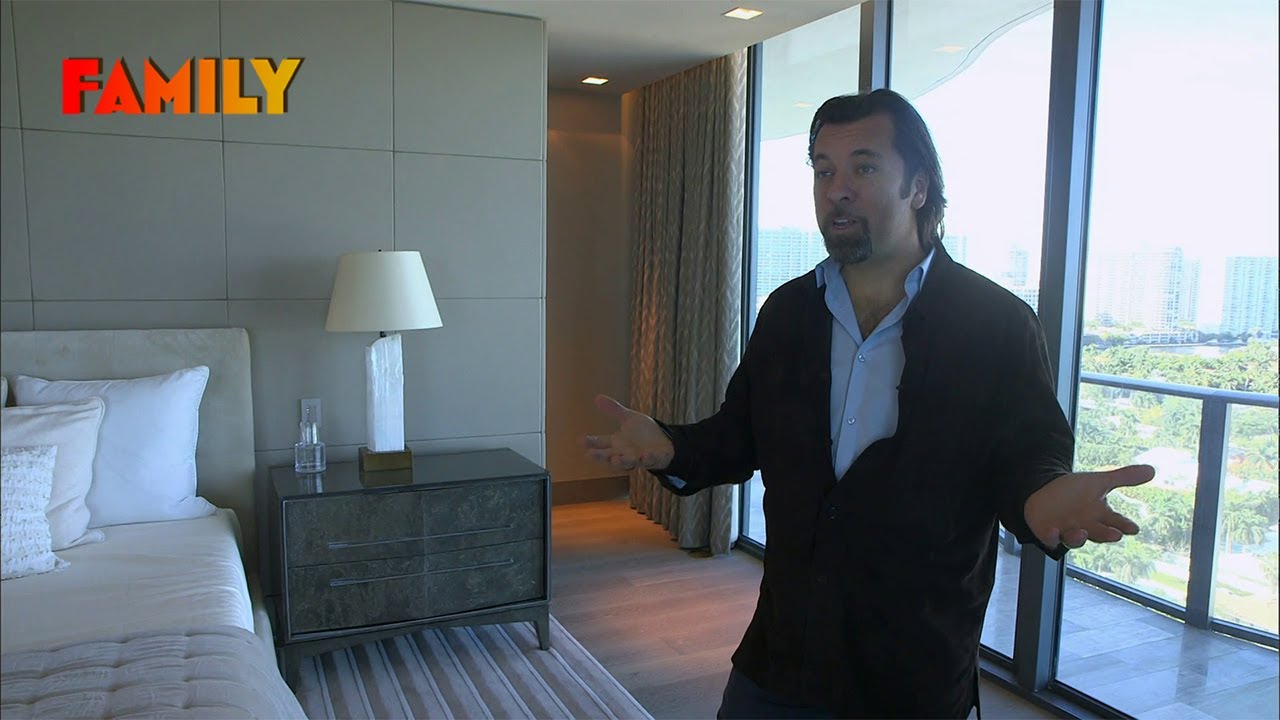 Agent de luxe à Miami : prêt à tout pour se faire du fric