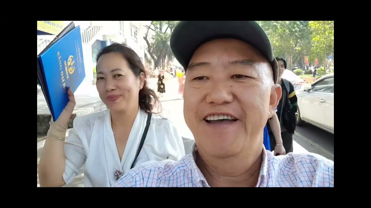 Tham dự lễ tốt nghiệp của con trai...