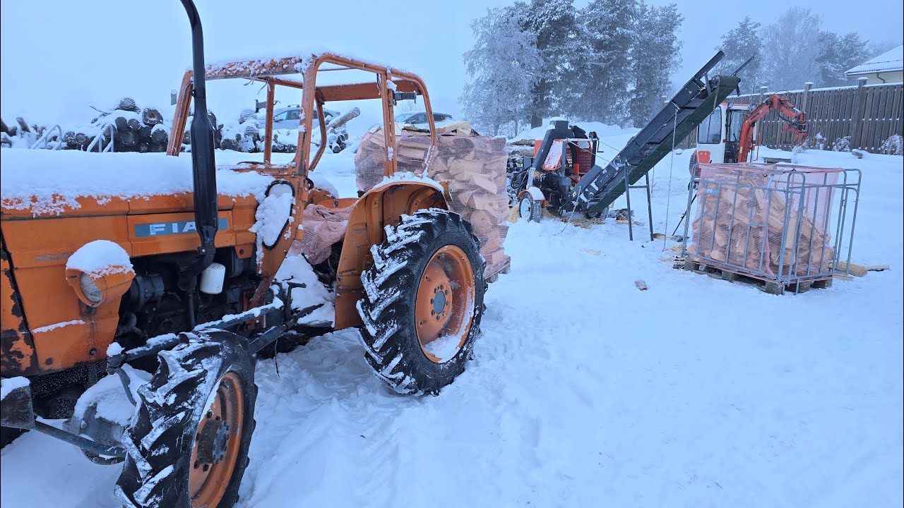 Vedproduksjon med Fiat 450 Kubota KX36-2 og TEAK XL med stokkebord! En siste juletomt i år.